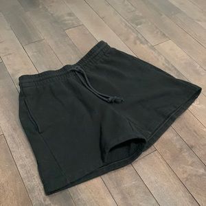 Aritzia tna cozy fleece 5” boyfriend short size medium euc black